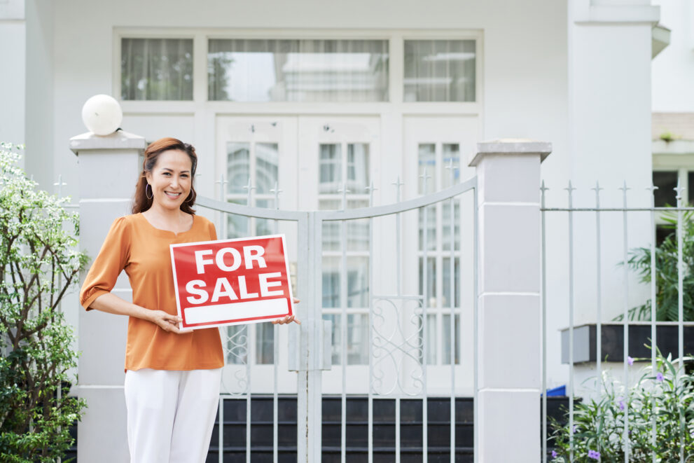 What Does a Real Estate Attorney Do for a Seller? A seller’s real estate attorney handles contract review, negotiation, title searches, disputes, lease and deed drafting, and manages the closing process.